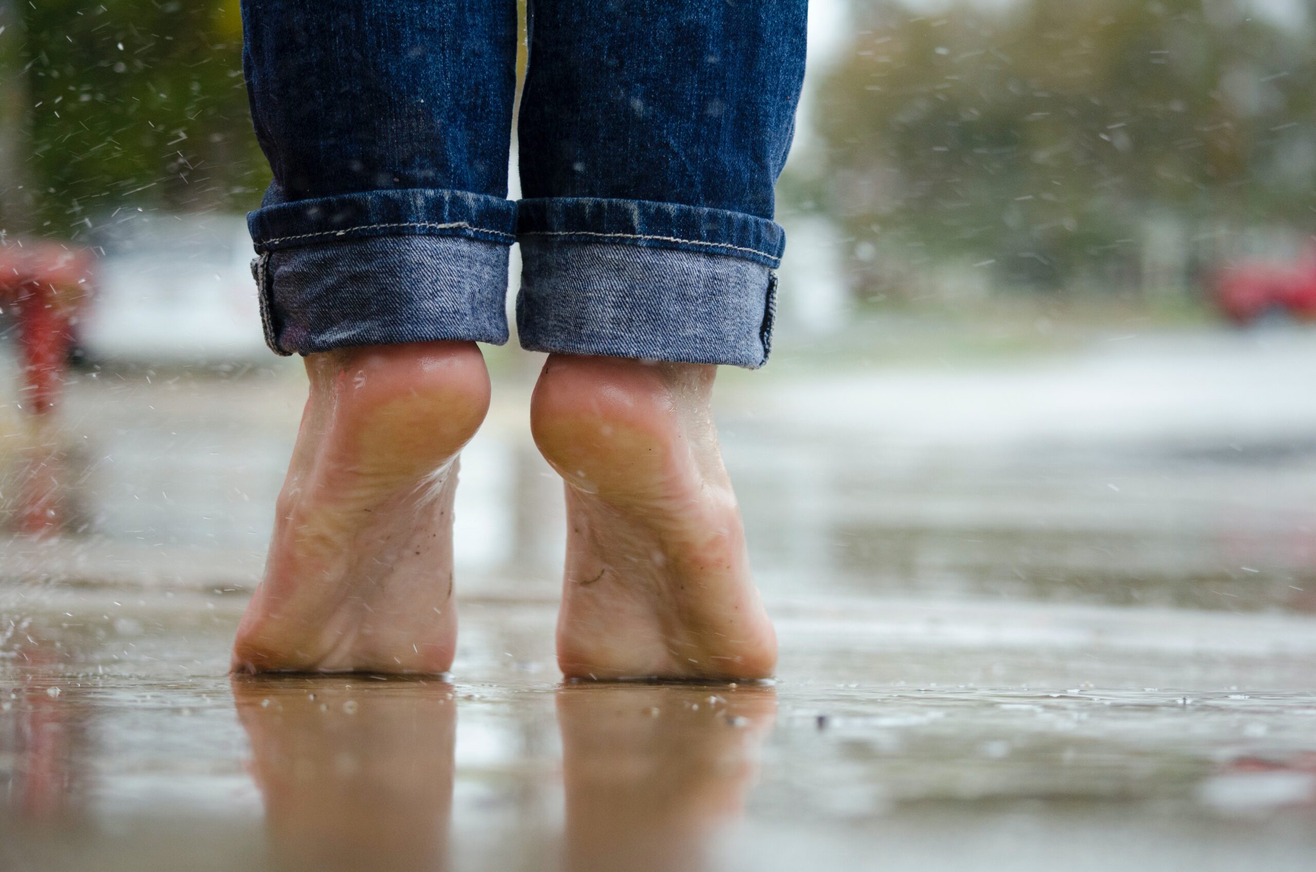 맨발 걷기 효능 효과 부작용 등에 대해 설명하는 글의 썸네일 사진