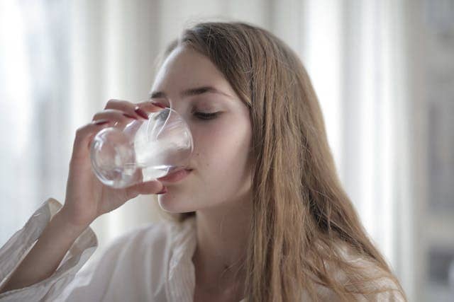 물을 많이 마시면에 대해 설명하는 글의 썸네일 사진